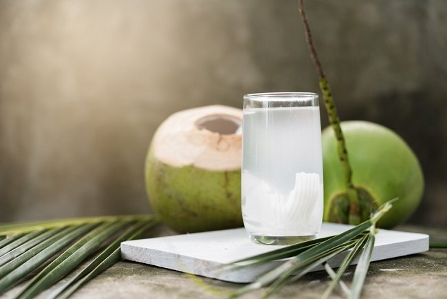 Suka Minum Air Kelapa Muda? Ini Manfatnya untuk Kesehatan