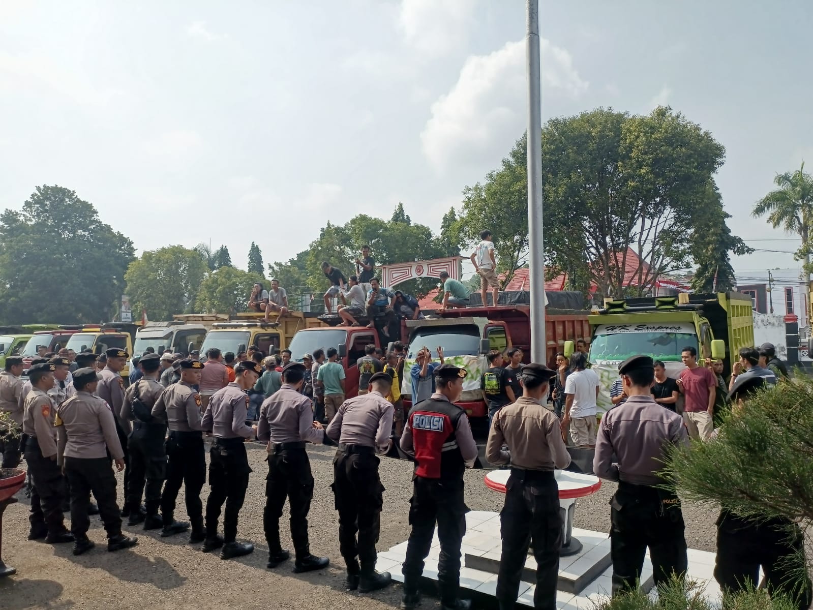 Barcode My Pertamina Diblokir, Ratusan Sopir Truk Geruduk Pemda Bengkulu Utara