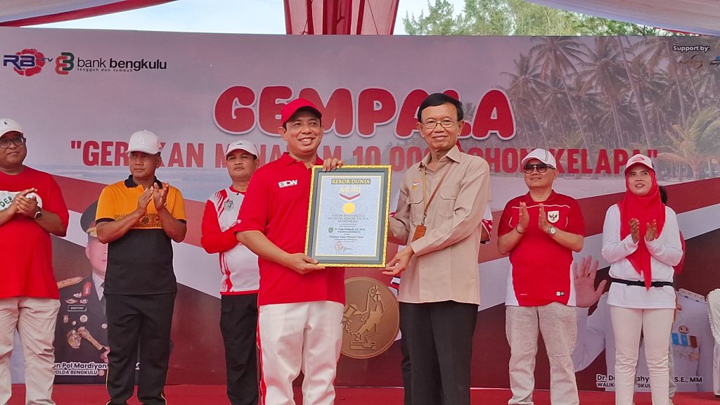 Pecahkan Rekor MURI, Wali Kota Bengkulu Sukses Gelar Gerakan Menanam 10.000 Pohon Kelapa