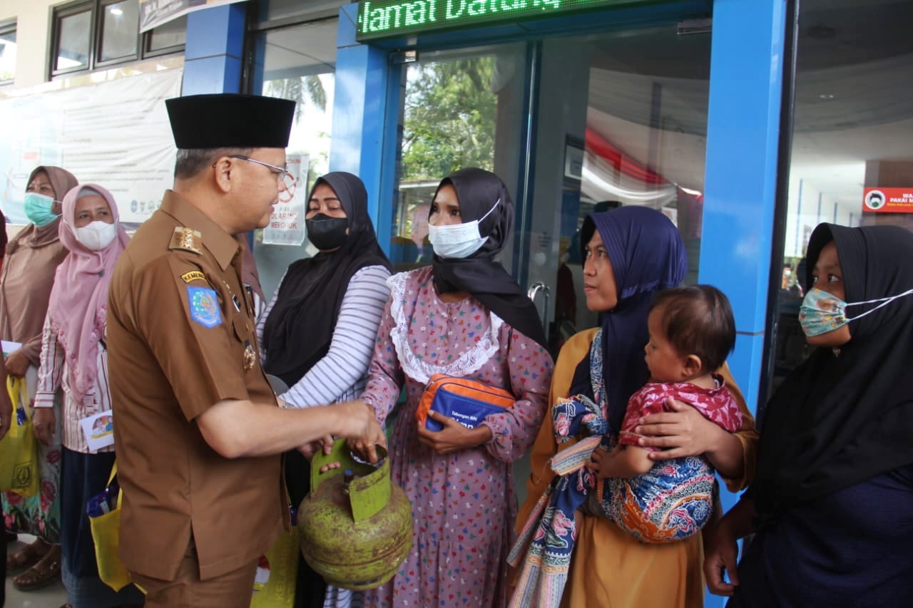 Gubernur Bengkulu Bagikan Tabung Gas LPG 3 Kg Gratis untuk Masyarakat Bengkulu Tengah