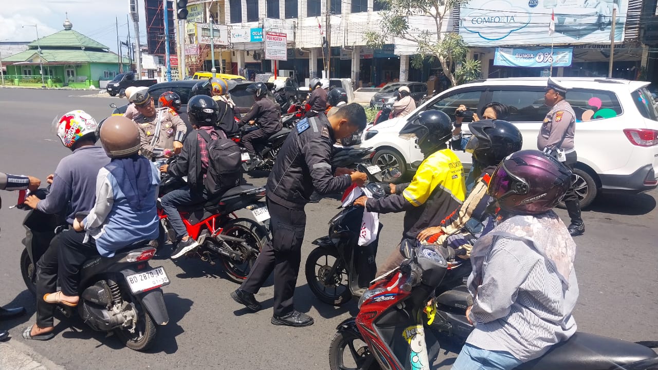 Tingkatkan Rasa Nasionalisme, Satlantas Polresta Bengkulu Bagikan Ratusan Bendera Merah Putih 