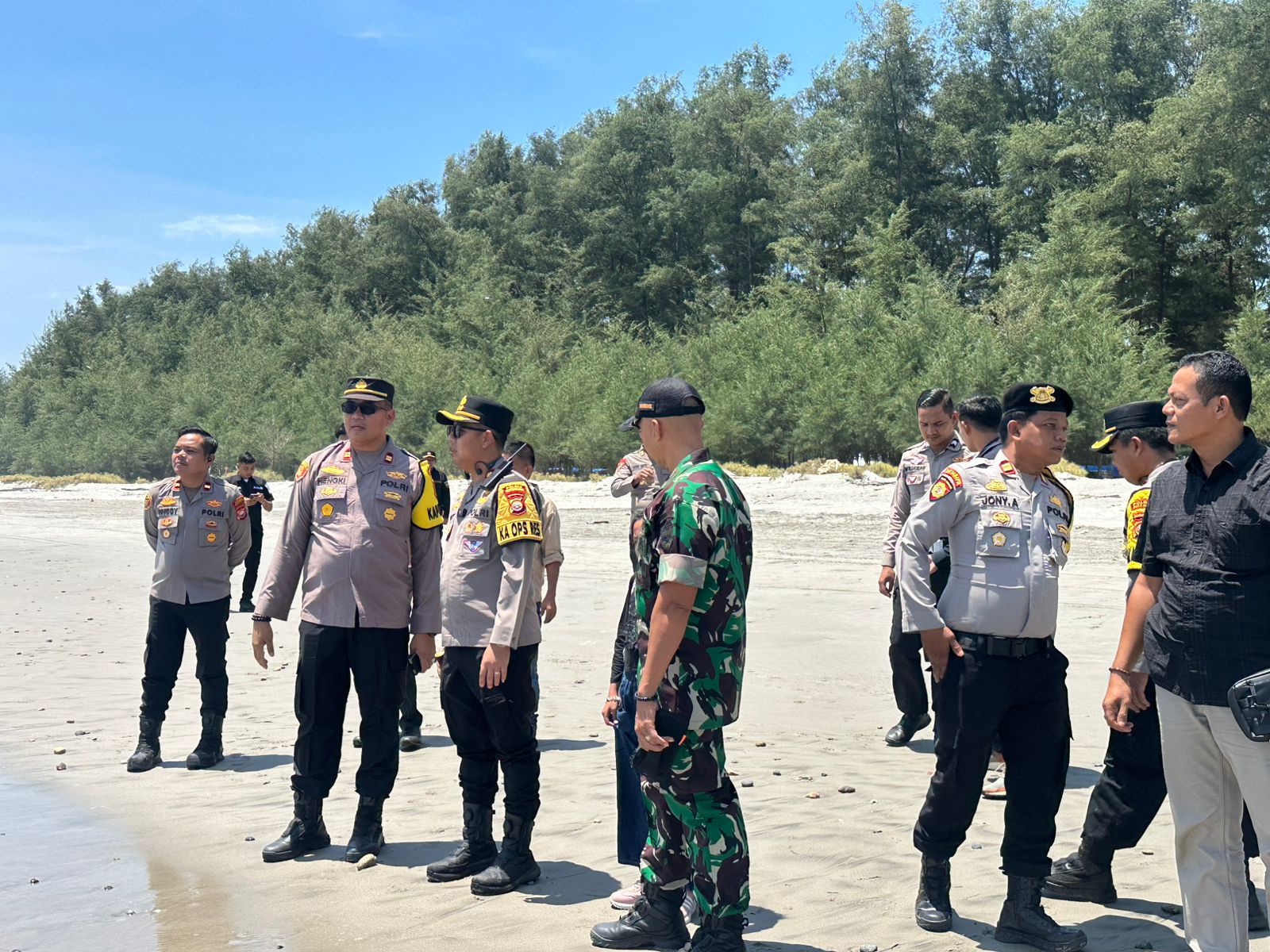 Pantai Batu Kumbang Dipadati Wisatawan, Kapolres Mukomuko Larang Pengunjung Berenang