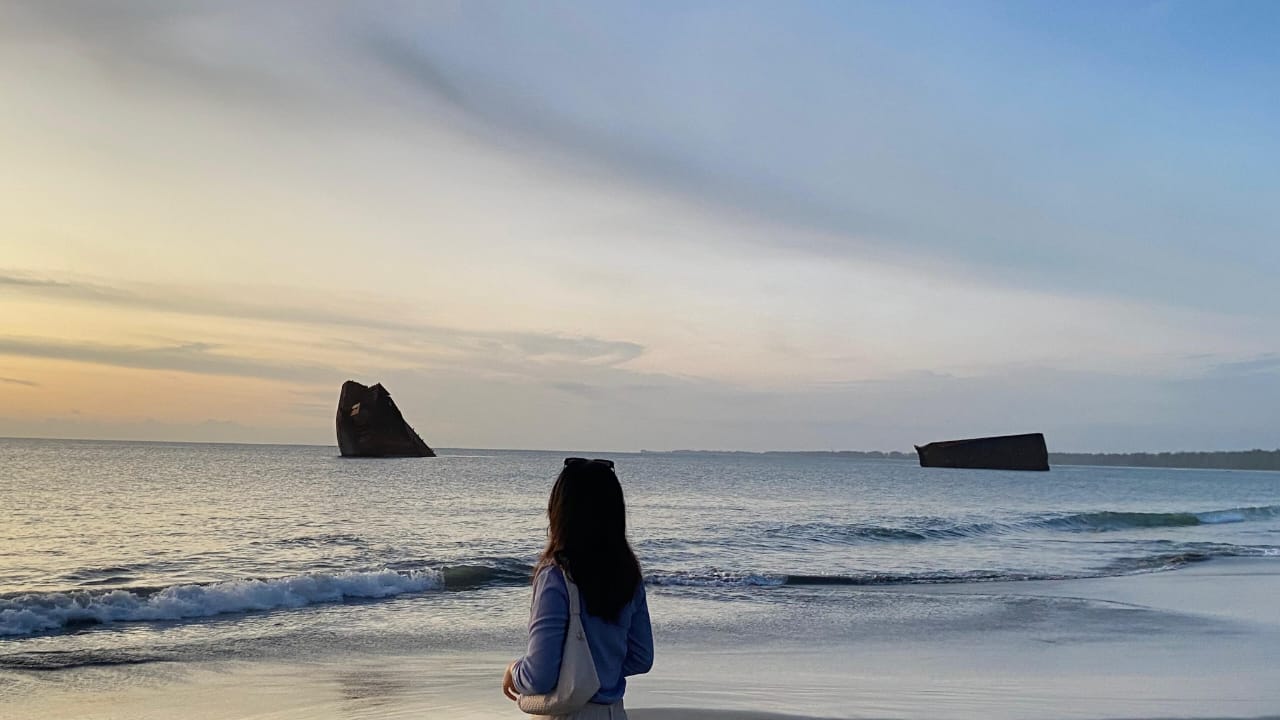 Nikmati Senja dan Keindahan Kapal Tongkang Terbalik di Pulau Baai Bengkulu