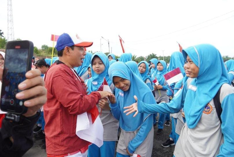 Gugah Semangat Nasionalisme, Wali Kota Bengkulu Bagikan Ribuan Bendera Merah Putih Jelang HUT RI ke-80