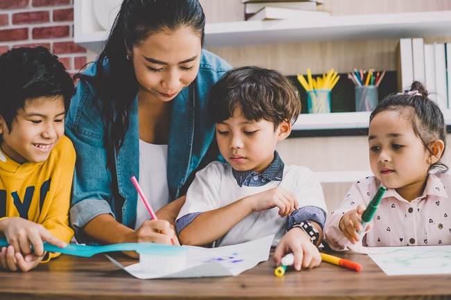 Pilih Daycare Atau Babysitter ? Ini Kelebihan dan Kekurangannya