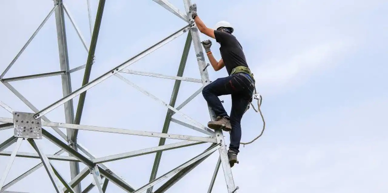 Pekerjaan Penuh Resiko Tinggi! Ini Besaran Gaji Kuli Tower di Indonesia