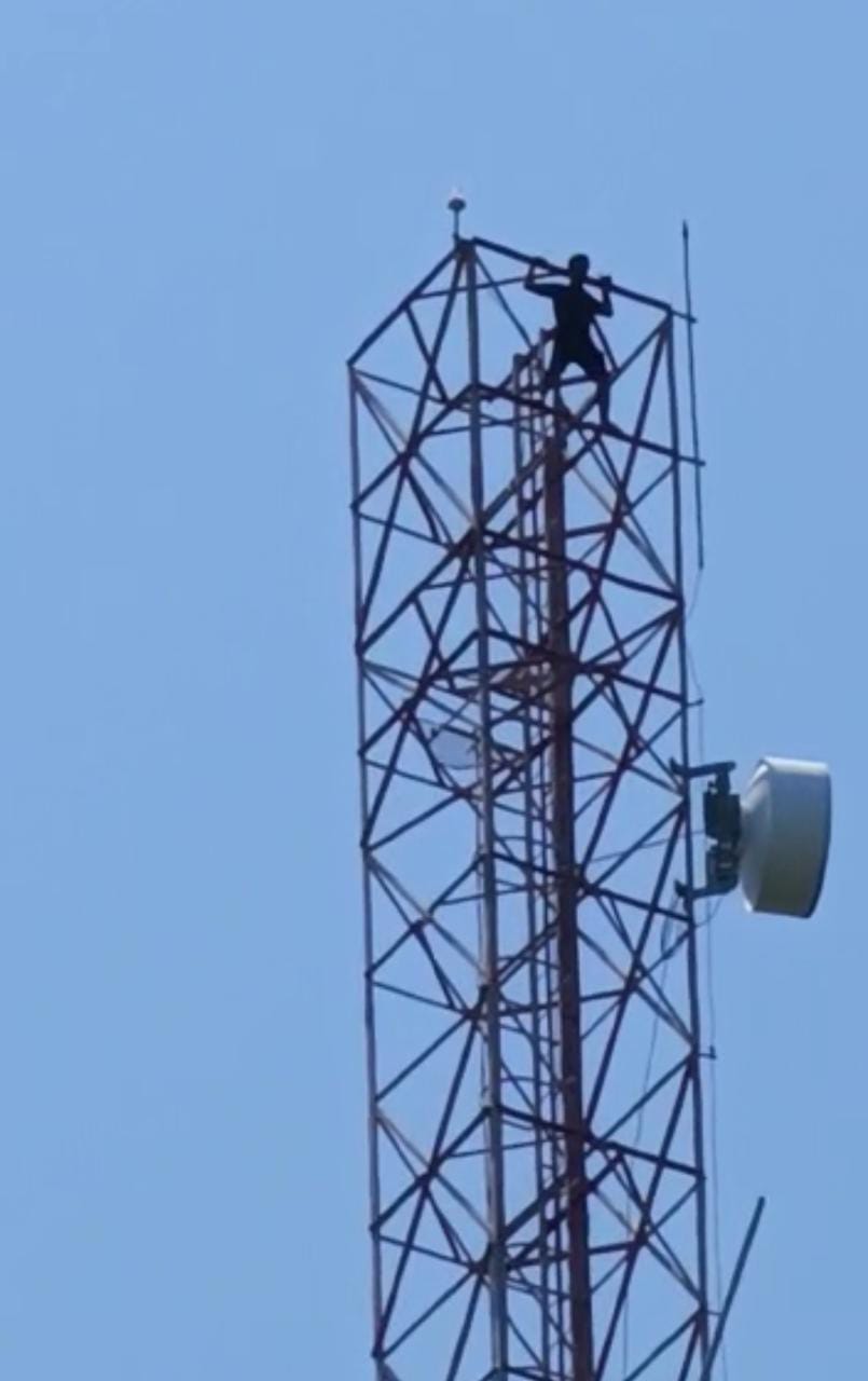 Lelaki di Bengkulu Utara Coba Bunuh Diri dengan Memanjat Tower 