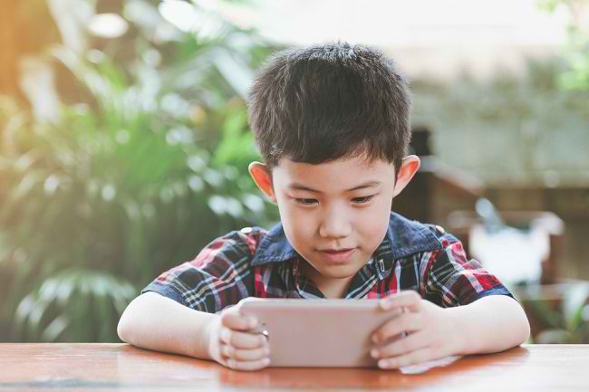 Sering Main Gadget Bisa Menghambat Perkembangan Anak!