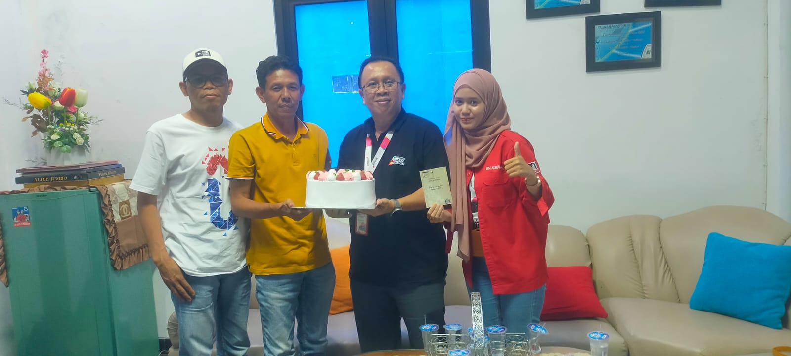 Apresiasi Pers, Indosat Berikan Kue HPN Kepada Bengkulu Ekspress