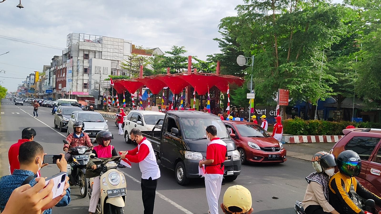 Pemprov Bagikan 10 Juta Bendera Merah Putih