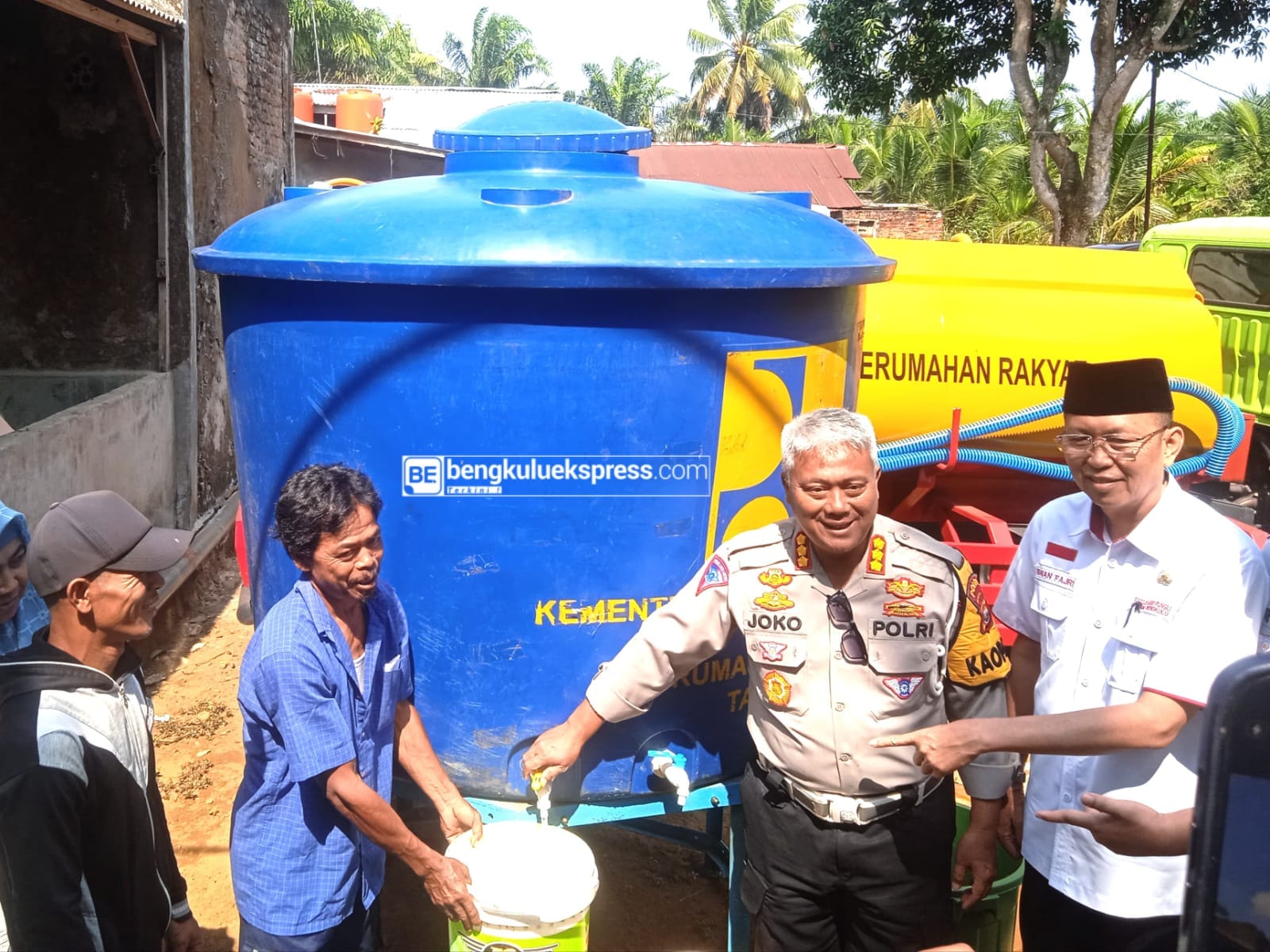 Peringati Harlantas Ke-68, Ditlantas Polda Bengkulu Salurkan Air Bersih dan Beri Pengobatan Gratis