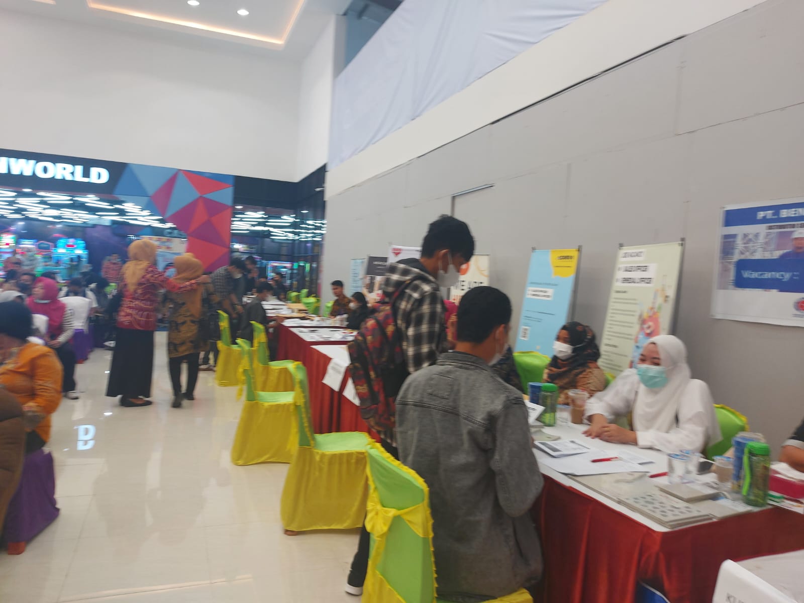 Ratusan Pencari Kerja Padati Job Fair