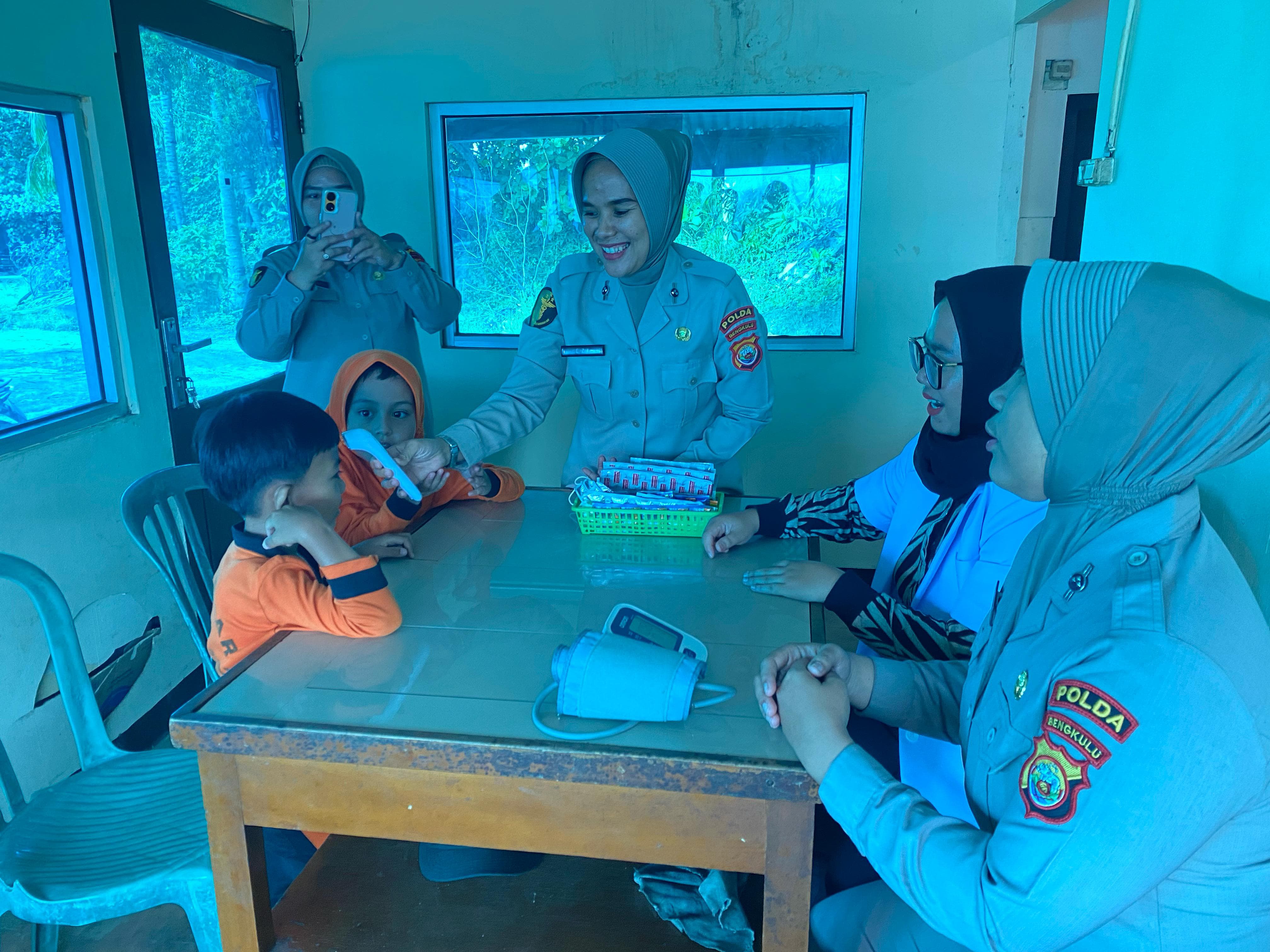 Ditpolairud Polda Bengkulu Gelar Klinik Terapung, Layani Kesehatan Gratis Warga Pesisir