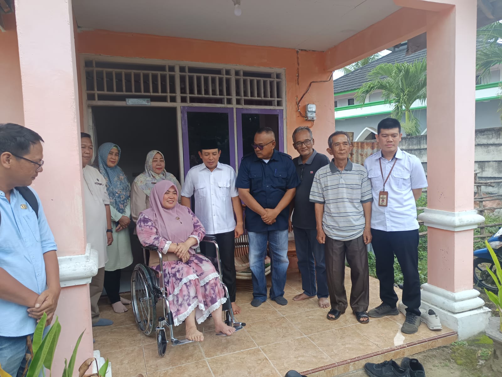 Wali Kota Bengkulu Serahkan Dua Unit Kursi Roda untuk Warga yang Membutuhkan