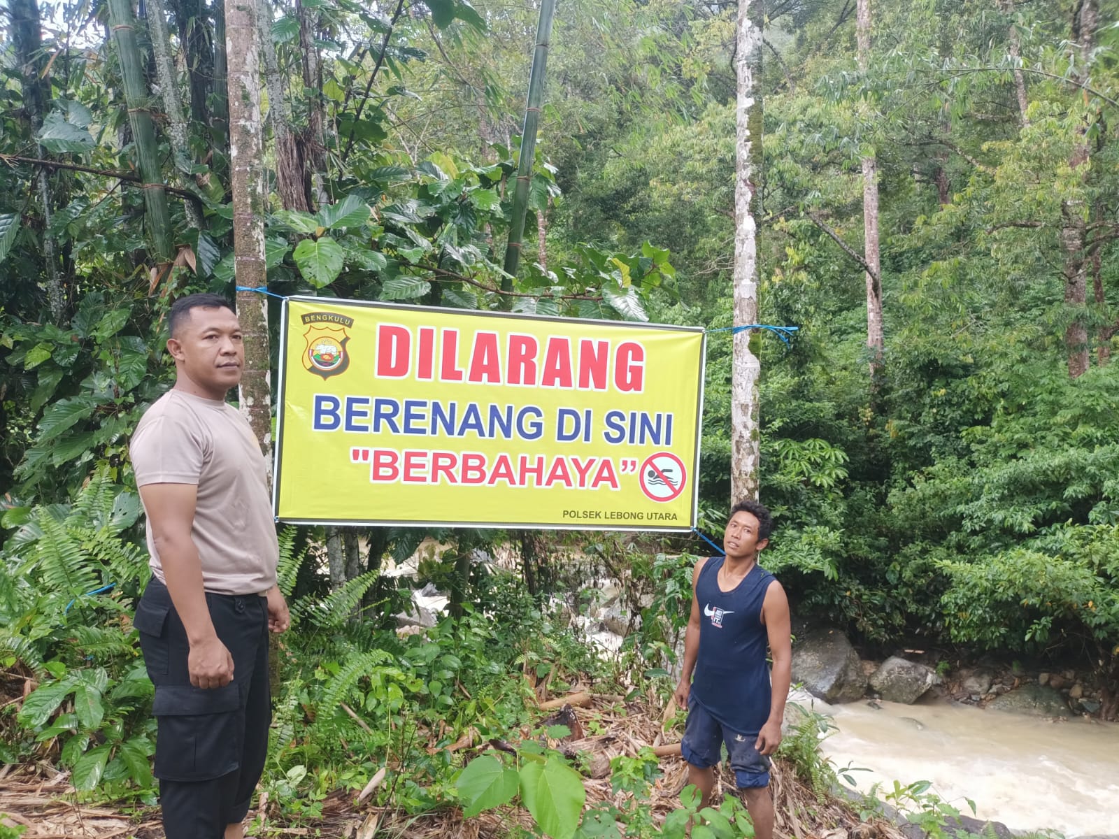 Pasca Tragedi Air Bah di Lebong, Polisi Pasang Plang Larangan Mandi di Sungai Kemacek