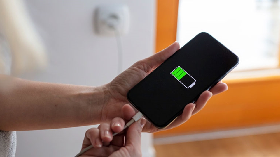 Ternyata Bukan Overcharge, Ini Kebiasaan yang Bisa Bikin Baterai HP Cepat Menurun