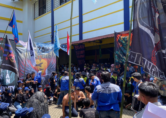 Beri Pesan Menyentuh, Rektor UNIB Lepas 812  Wisudawan Sesi 1 Periode 111 
