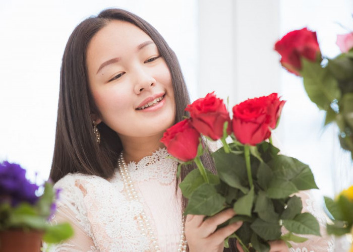 Romantis dan Cerdas, Ini Sifat dan Kepribadian Perempuan Pecinta Bunga Mawar Merah!