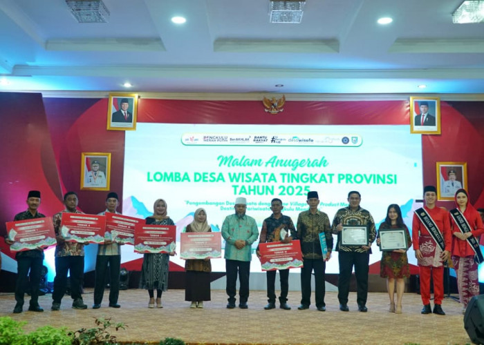 Gubernur Helmi Hasan Serahkan Penghargaan Lomba Desa Wisata 2025