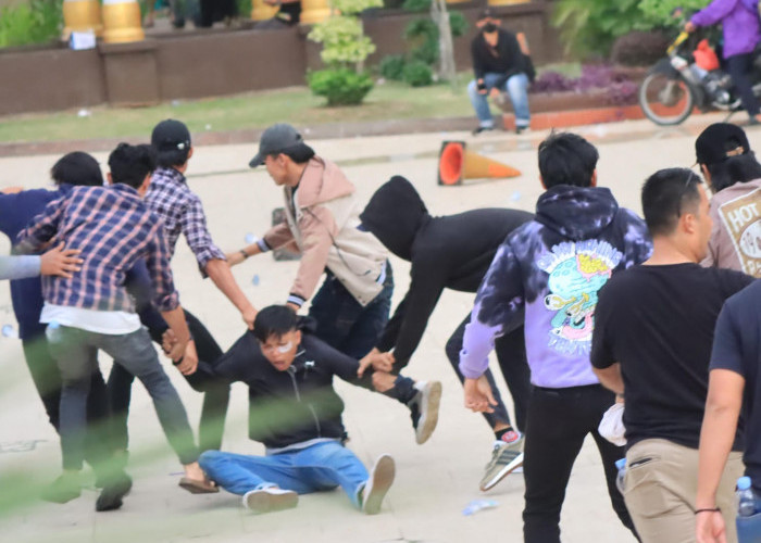 Polisi mengamankan mahasiswa yang melakukan aksi demonstrasi   