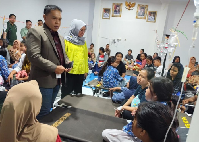 Kunjungi Korban Keracunan Makanan,  Bupati Lebong Sampaikan Permohonan Maaf