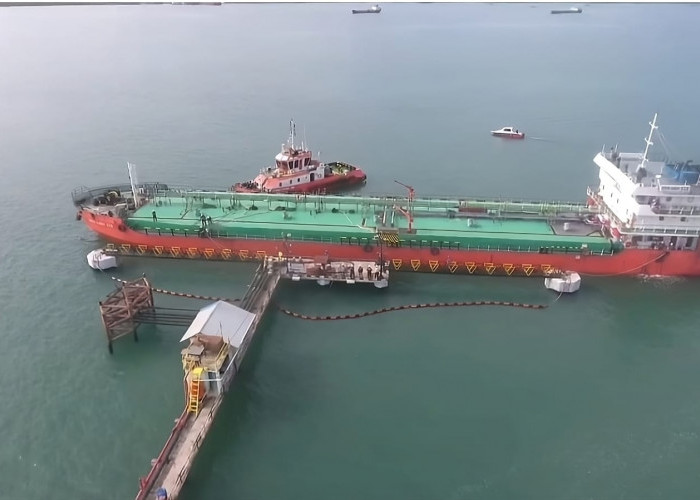 Kapal SPOP Srikandi 515 Bawa 2.200 KL Biosolar dari Padang ke Bengkulu, Bersandar di Pelabuhan Pulau Baai
