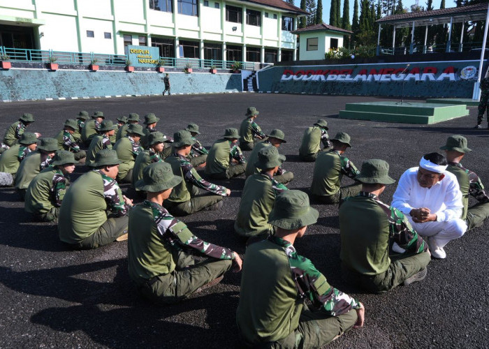 MENDIDIK ATAU MENGHUKUM? KONTROVERSI PENGIRIMAN ANAK BERMASALAH KE BARAK MILITER