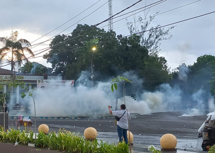 Demo Tolak Kenaikan BBM di Bengkulu Ricuh, Belasan Demonstran Diamankan