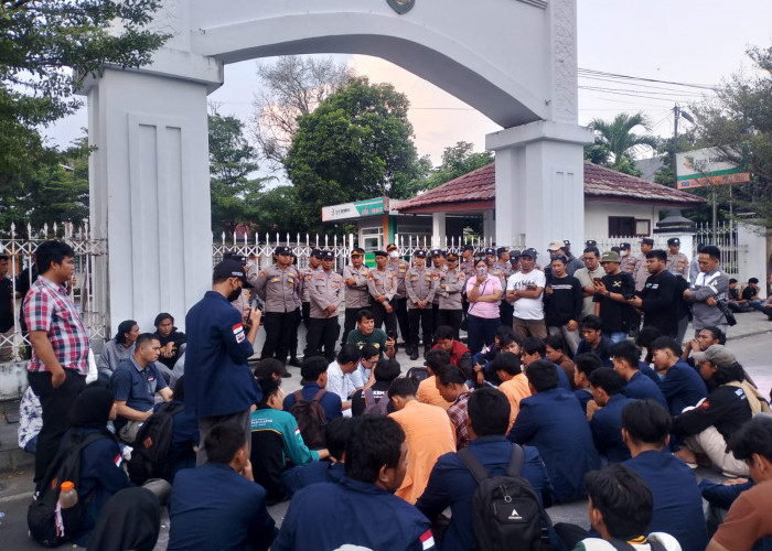 Kantor DPRD Provinsi Bengkulu Didemo Mahasiswa, Menolak Aktivitas LGBT Hingga Peninjauan Pasal Bermasalah 