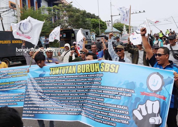 Para buruh dari Serikat Buruh Sejahtera Indonesia (SBSI) Provinsi Bengkulu melakukan aksi unjuk rasa  di kantor Disnaker Kota Bengkulu menuntut diberdayakan perusahaan PT. Sinar Niaga Sejahtera-Garuda food, Rabu (4/10/2023). Foto Rio Susanto/Bengkulu Ekspress