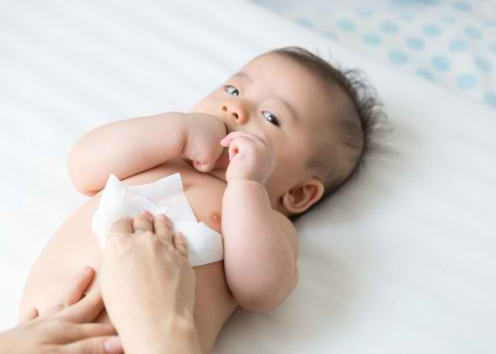 Hati-hati! Kenali Bahaya Tisu Basah bagi Kulit Bayi