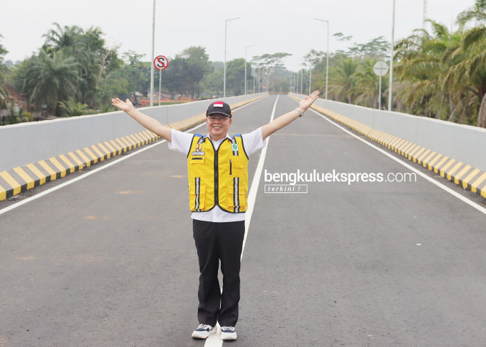 Gubernur Bengkulu Rohidin Mersyah meresmikan jembatan elevated Danau Dendam Tak Sudah (DDTS) Kota Bengkulu, Rabu (20/12/2023). Jembatan yang dibangun dengan dana APBD Pemprov Bengkulu tahun 2023 sebesar Rp 87,9 miliar ini telah dibuka untuk umum, namun untuk beban kendaraan hanya untuk kendaraan dengan beban maksimal 16 ton. Foto Rio Susanto Bengkulu Ekspress