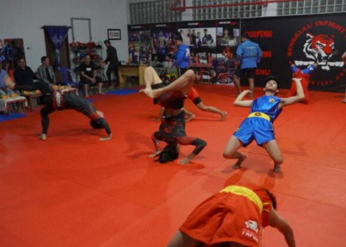 Pj Walikota Bengkulu Serahkan Bantuan Matras untuk Sarana Latihan Atlet MMA