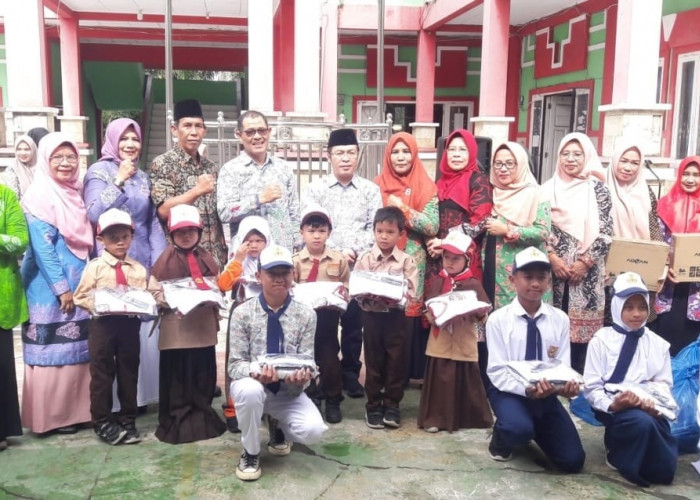 Pembagian Seragam Gratis di Mukomuko, Bupati Sapuan Wujudkan Program Bantuan Pendidikan Tahun Ketiga