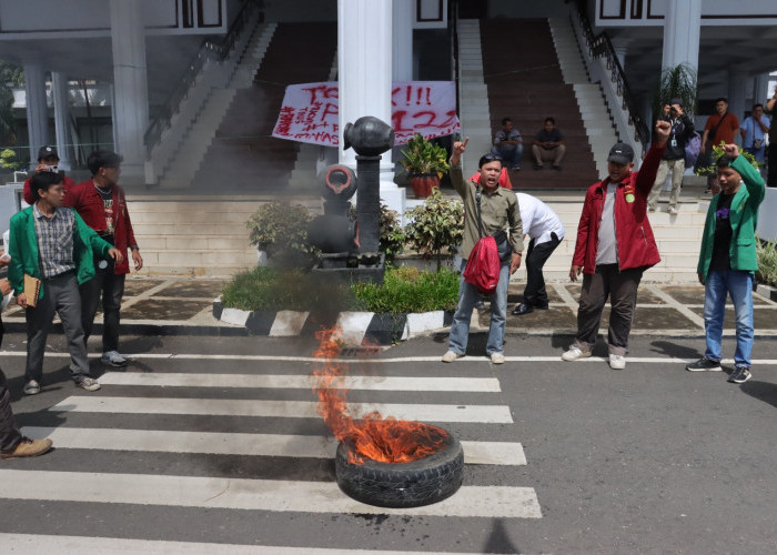 Mahasiswa Bengkulu Gelar Aksi Tolak Kenaikan PPN 12% di Kantor DPRD 