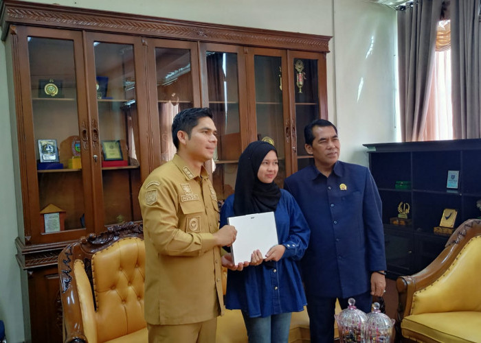 Tepati Janji, Plt Bupati dan Ketua DPRD Rejang Lebong Serahkan Laptop Baru untuk Mahasiswi Korban Kebakaran