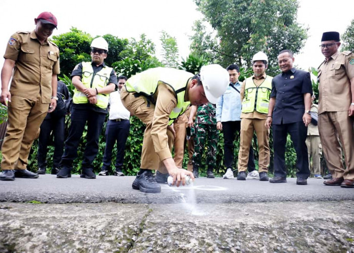 5 Ruas Jalan di Wilayah Lembak Mulai Dibangun, Bupati, Wabup dan Ketua DPRD Lakukan Titik Nol
