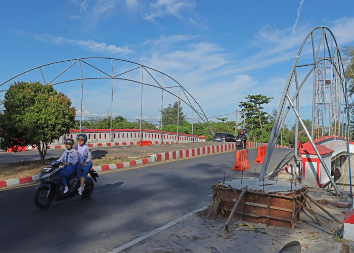  Perubahan Estetika Jembatan di Pantai Panjang dengan Nuansa Merah Putih