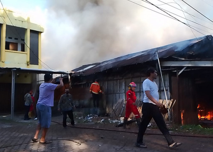 Tiga Kios di Tanah Patah Kota Bengkulu Terbakar 