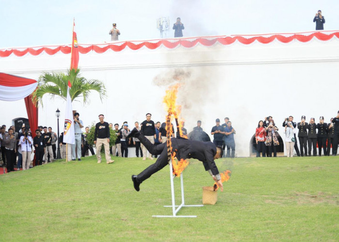Momen Seru! Kapolda Bengkulu Turun Langsung Coba Atraksi Ring Api di Hari Bhayangkara ke-80