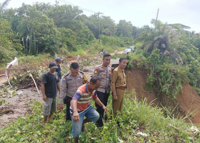 Jalan Desa Selolong Bengkulu Utara Abrasi, Warga Diimbau Berhati-hati