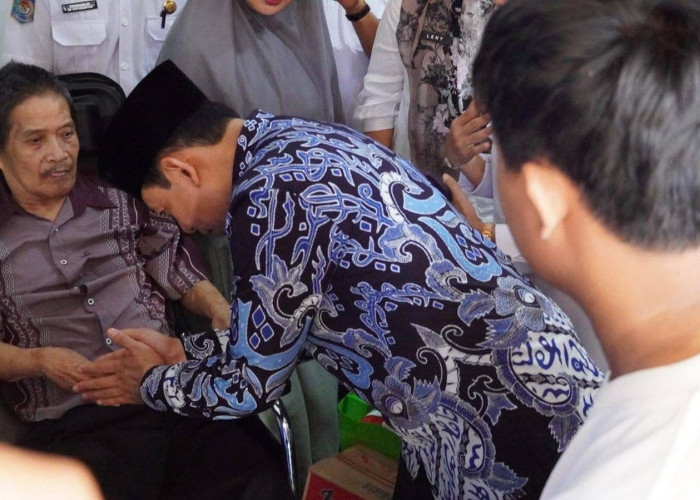 Wali Kota Bengkulu Serahkan Bantuan Kursi Roda, Pastikan Warga Kurang Mampu Dapat Perhatian