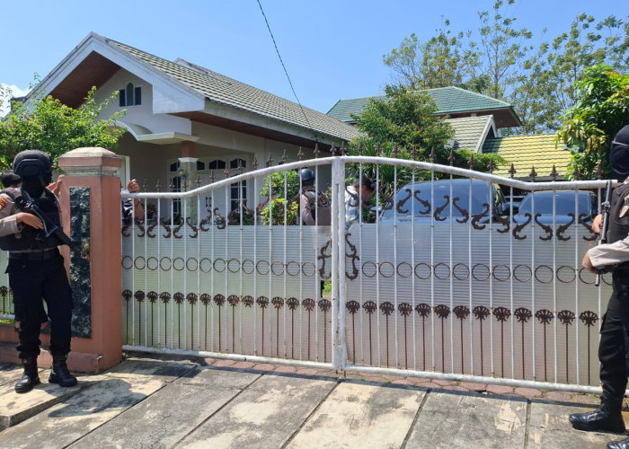 KPK Geledah Serentak 3 Lokasi di Rejang Lebong, Dua Koper Barang Bukti Disita