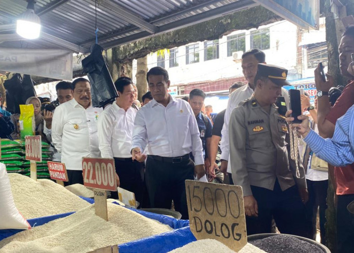 Menteri Pertanian Tinjau Penyaluran Beras SPHP di Pasar Panorama Kota Bengkulu
