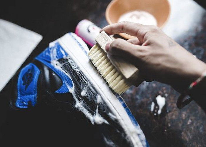 Inilah 8 Cara Mudah dan Praktis Menghilangkan Bau Sepatu