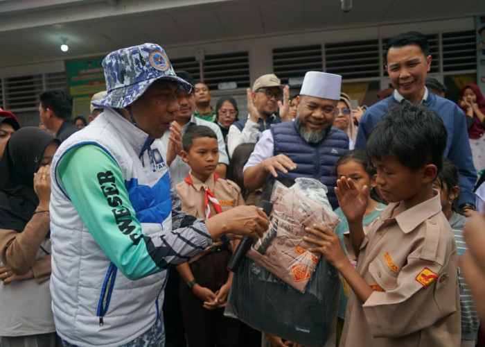Tinjau Banjir Bandang di Batu Busuk, Gubernur Helmi Serahkan Bantuan untuk Warga yang Kehilangan Rumah
