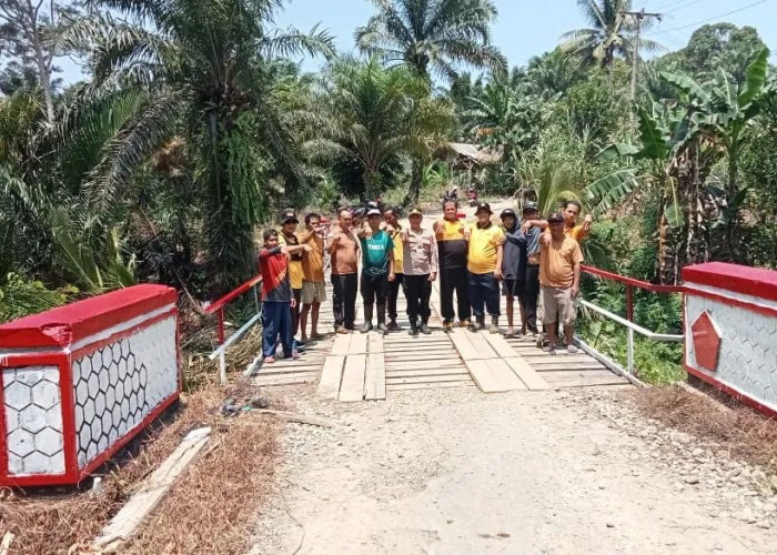 Polsek Sungai Rumbai Perbaiki Jembatan Merah Putih Presisi di Mukomuko, Gunakan Dana Swadaya