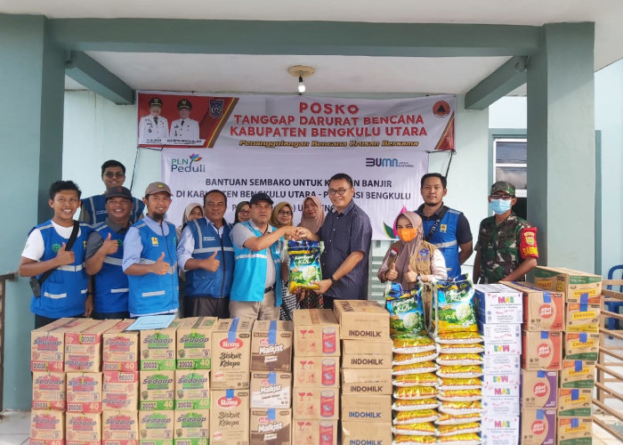 PLN Peduli Salurkan Bantuan Korban Banjir ke Posko Bencana Kabupaten Bengkulu Utara