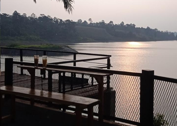 Bersantai dan Bercerita Sambil Menikmati Pemandangan yang Indah di Taman Wisata Senja Rumah Kayu Lampung 