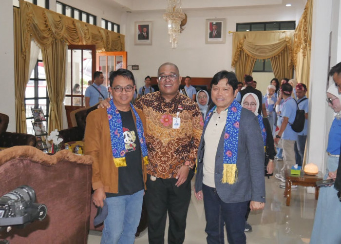 Sambut Delegasi BPD se-Indonesia, Dirut Bank Bengkulu Kenalkan Syal Batik Besurek Khas Bengkulu